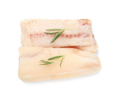 Çiğ morina balığı ve biberiye parçaları beyaza izole edilmiş.