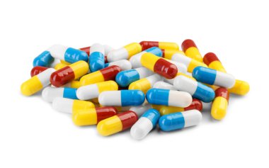 Beyaza izole edilmiş bir sürü antibiyotik hapı var. Tıbbi tedavi