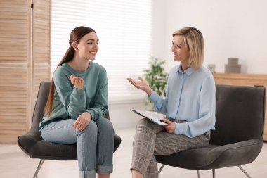 Ofiste hastayla çalışan profesyonel psikoterapist.