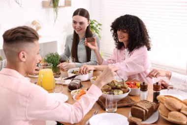 Arkadaşlar içeride vejetaryen yemeği yiyorlar.