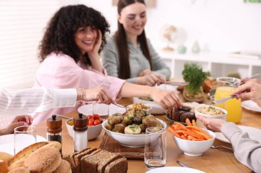 Arkadaşlar içeride vejetaryen yemeği yiyorlar.