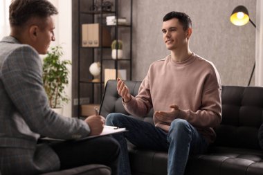 Ofiste hastayla çalışan profesyonel psikoterapist.