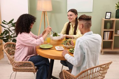 Arkadaşlar kafede vejetaryen yemeği yiyorlar.