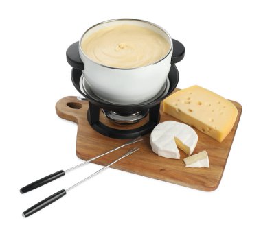 Lezzetli eritilmiş peynirli fondü, beyaz üzerine izole edilmiş çatallar ve parçalar.