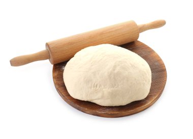 Çiğ hamur ve oklava beyaz izole