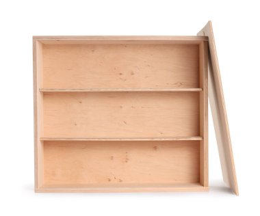 Boş ahşap şarap kutusu beyaza izole edilmiş.