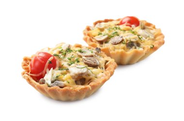 Peynirli, domatesli, mantarlı ve dereotlu tartlar beyaz üzerine izole edilmiş.