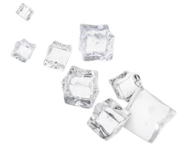 Beyaz zemin üzerinde birçok buz küpü