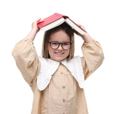 Beyaz arkaplan üzerine açık kitabı olan gözlüklü tatlı küçük kız.