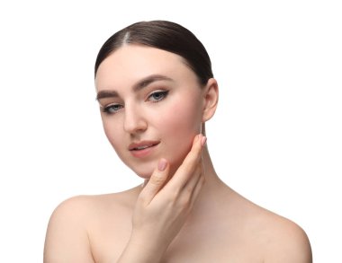 Makyaj ürünü. Siyah göz kalemi ve beyaz arka planda güzel kaşları olan kadın.