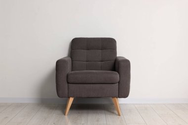 Beyaz duvarın yanındaki rahat koltuk.