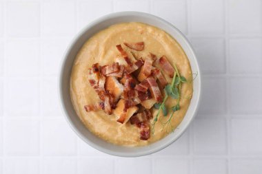 Pastırmalı leziz mercimek çorbası ve beyaz fayanslı ekmek, üst manzara.