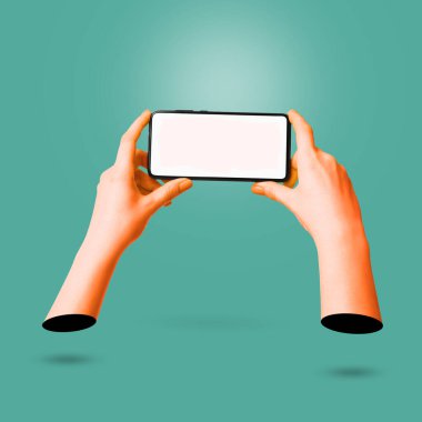 Elinde boş ekranlı, deniz mavisi arka planda telefonu olan bir kadın, yakın plan. Sanat kolajı
