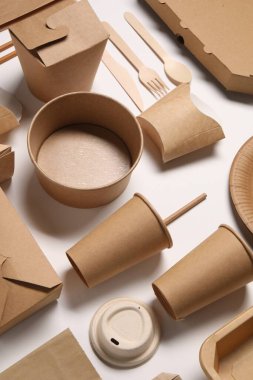 Çevre dostu gıda ambalajı. Beyaz arkaplanda kağıt kaplar ve sofra takımı