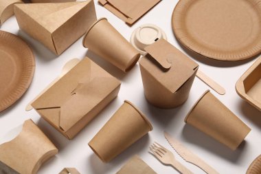 Çevre dostu gıda ambalajı. Beyaz arkaplanda kağıt kaplar ve sofra takımı