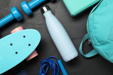 Siyah masada farklı spor aletleri var.