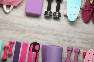 Beyaz ahşap masadaki farklı spor malzemelerinin çerçevesi düz yatıyordu. Metin için boşluk