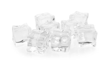 Birçok kristal berrak buz küpleri beyaz üzerinde izole