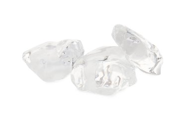 Temiz buz parçaları beyaza izole edilmiş.