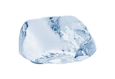 Temiz buz parçası beyaza izole edilmiş