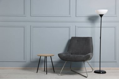 Rahat koltuk, yan masa ve lamba, metin için yer