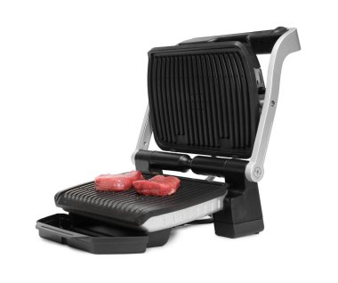 Beyazda çiğ biftekli elektrikli ızgara.