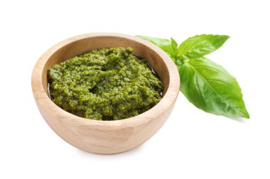 Beyaz üzerine izole edilmiş taze pesto sosu ve fesleğen.