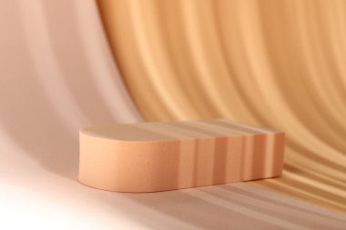 Ürünün sunumu. Renkli arka planda podyum ve gölgeler. Metin için boşluk