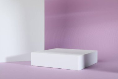 Ürünün sunumu. Renk arkaplanı üzerine podyum, metin için boşluk