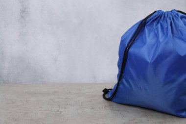 Gri desenli masada mavi iplik çantası. Metin için boşluk