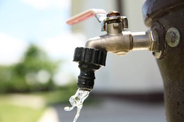 Musluktan akan su, metin için alan