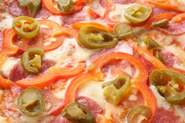 Lezzetli sıcak pizza Diablo arka planda, yakın plan