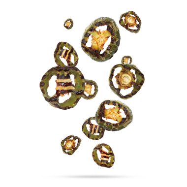 Beyaz arka planda ızgara dolmalık biber dilimleri