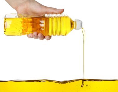 Beyaz arka planda şişeden yemek yağı döken kadın, yakın plan.