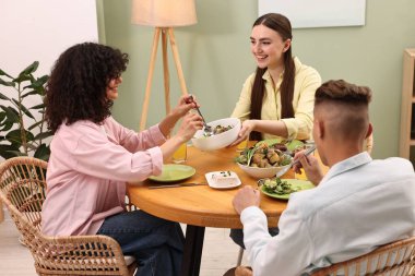 Arkadaşlar kafede vejetaryen yemeği yiyorlar.