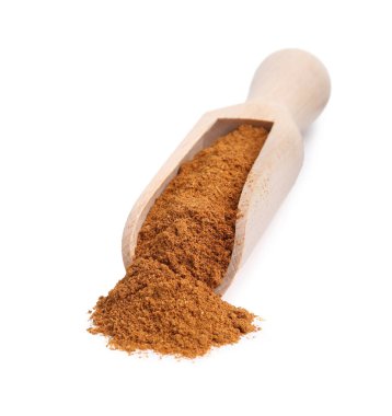 Aromatik baharat. Kırmızı biber kepçeyle beyaz üzerine izole edilmiş.