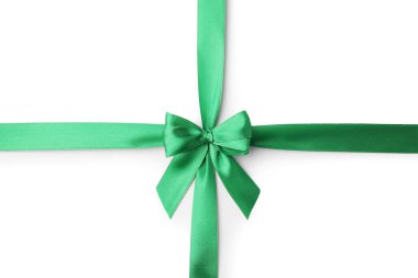 Yeşil saten kurdele, beyaz yay ile izole, üst görünüm