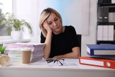 Ofiste oturan şaşkına dönmüş kadın.