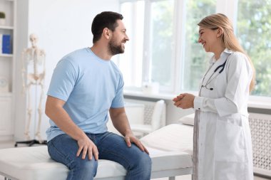 Hastanedeki hastayla çalışan profesyonel bir doktor.