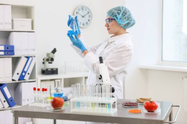 Kalite kontrolü. Gıda müfettişi ürünlerin güvenliğini laboratuvarda kontrol ediyor.