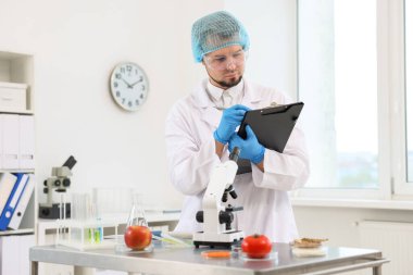 Kalite kontrolü. Gıda müfettişi ürünlerin güvenliğini laboratuvarda kontrol ediyor.