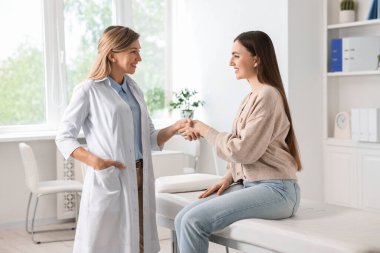 Hastanedeki hastayla çalışan profesyonel bir doktor.