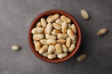 Kahverengi sehpanın üstünde kavrulmuş fıstık.