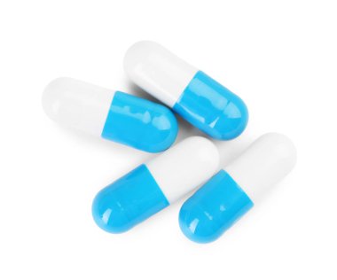 Beyaza izole edilmiş antibiyotik haplar.