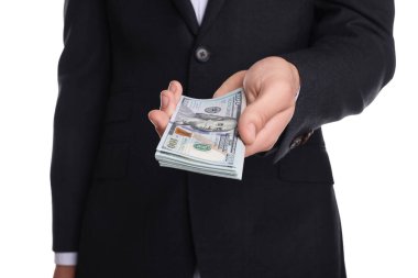 Para değişimi. Beyaz arka planda dolar banknotları tutan adam, yakın plan.