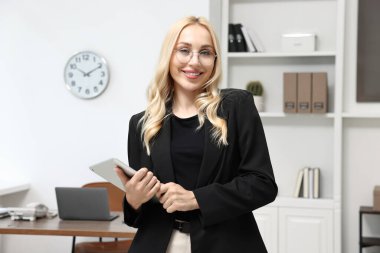 Ofisinde tableti olan mutlu sekreter portresi.