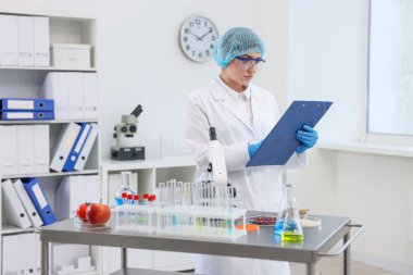 Kalite kontrolü. Gıda müfettişi ürünlerin güvenliğini laboratuvarda kontrol ediyor.