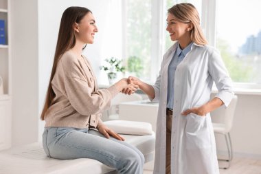 Hastanedeki hastayla çalışan profesyonel bir doktor.