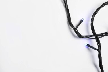 Beyaz arka planda güzel Noel ışıkları dizisi