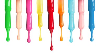 Farklı renkte oje koleksiyonu. Damlayan sıvı beyaz üzerine izole fırça seti